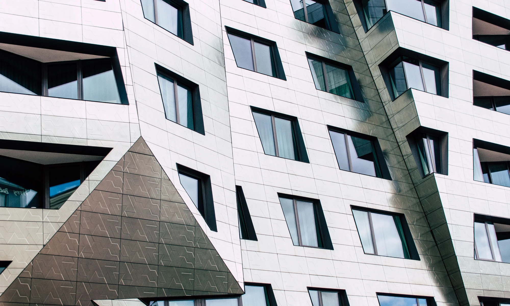 Geometrische Fassade eines modernen Gebäudes in einer beispielhaften Website-Gestaltung.