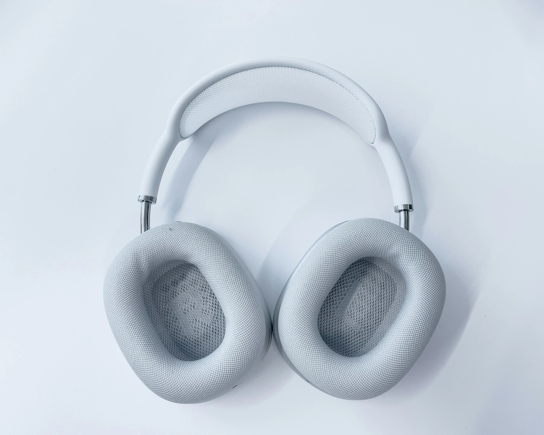 Silberne Kopfhörer als Beispiel für eine hochauflösende Produktdarstellung im Onlineshop.